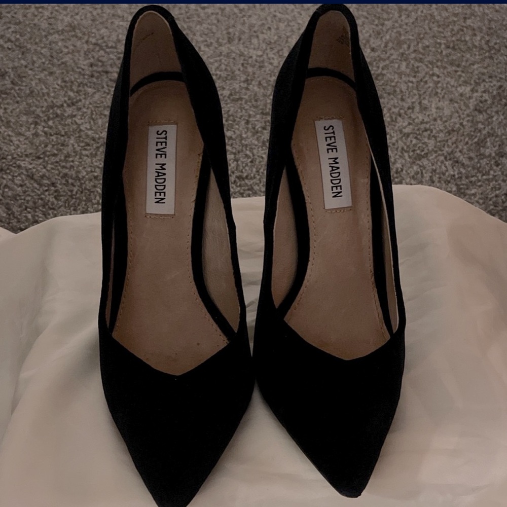 Black suede velvet pumps. Steve Madden size US 8